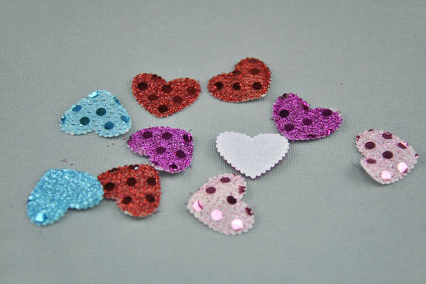 10 x Gepolsterte Herzen 20 x 22 mm mit Plättchen besetzt, vers. Farben