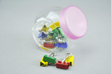 Glasbehälter mit 15 Akten-Klemmen, rosa Deckel