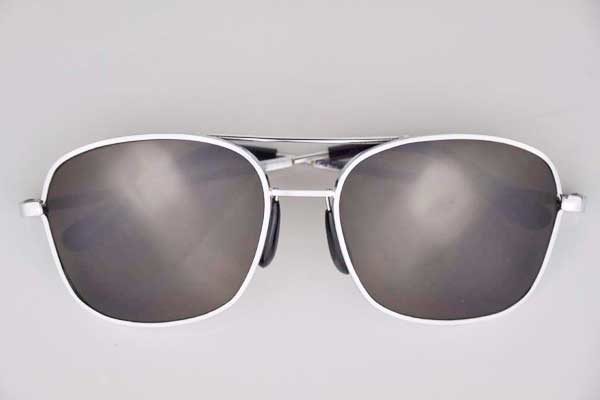 Herren-Sonnenbrille mit silbernem Gestell und braunen Gläsern