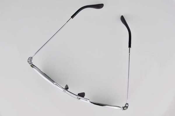 Sonnenbrille mit silbernem Gestell und schwarzen Gläsern