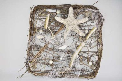 Geflecht mit Meerestern, Muscheln und Perlen, 35 x 34 cm