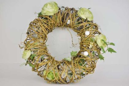 Grosser Kranz mit Blumen und Perlen, 30 x 30 x 8 cm