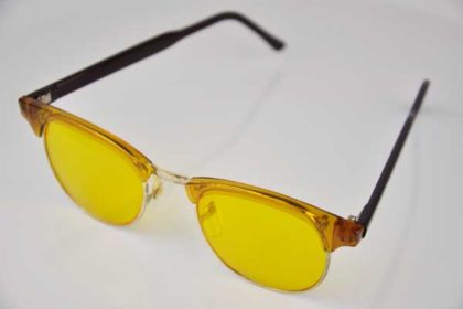 Sonnenbrille gelb mit schwarzen Ohrbügeln