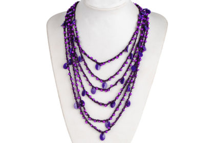 Halskette mit violetten Strängen und violetten Anhängern