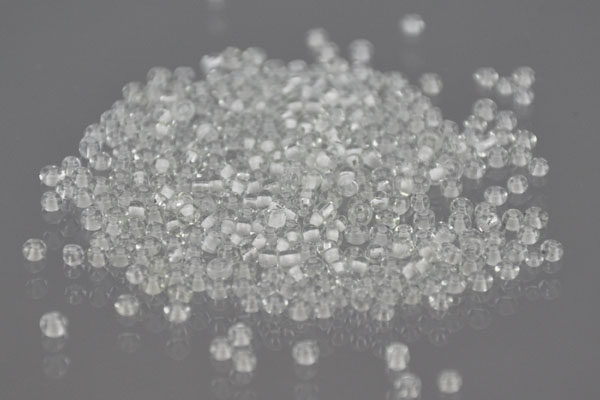 1000 Mini-Beads, Charms 2 mm, weiss transparent