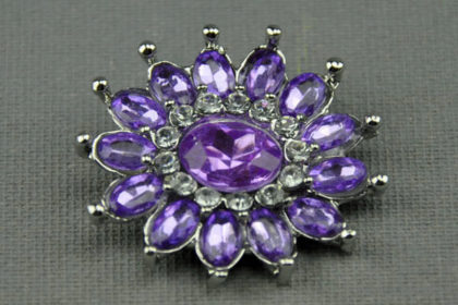 Charm Button für Armbänder und Ketten, mit violetten und klaren Kristallen