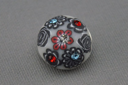 Charm Button für Armbänder und Ketten, von Hand bemalt, schwarz-weisse Blüten