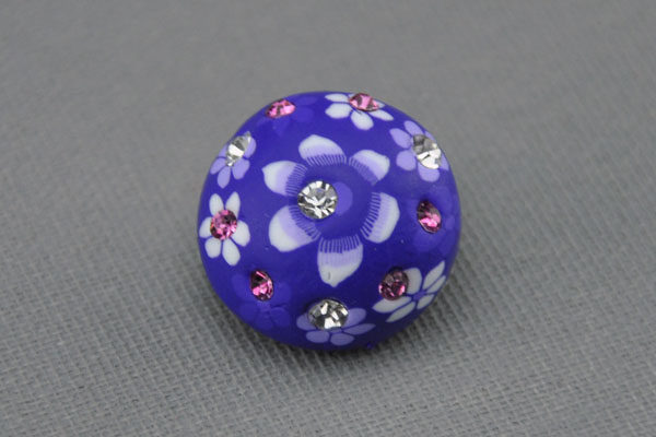 Charm Button für Armbänder und Ketten, von Hand bemalt, Blüten violett