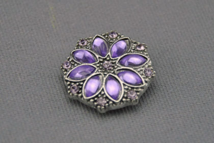 Charm Button für Armbänder und Ketten, mit violetten Kristallen
