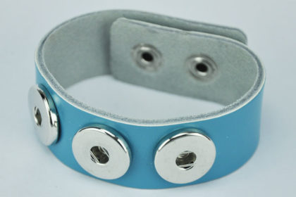 PU-Leder Armband 23,5 cm mit 3 Buttons für Charm, hellblau
