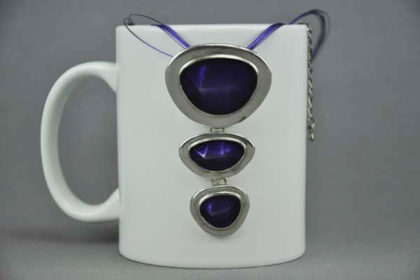 Mehrfach-Drahtstränge-Kette in violett 46cm und Tibet-Silber-Anhänger mit violetten Steinen