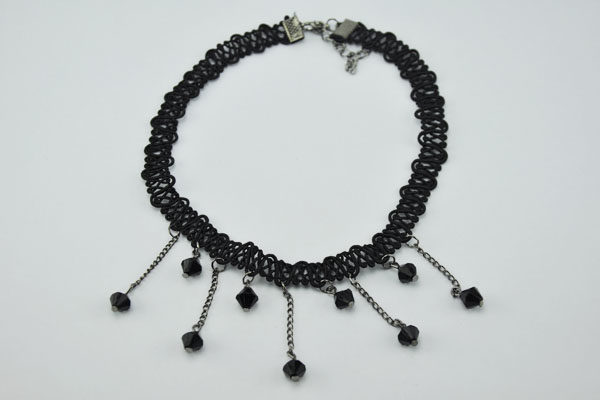 Schwarze Stoff-Halskette 39-43cm mit vielen schwarzen Kristallen