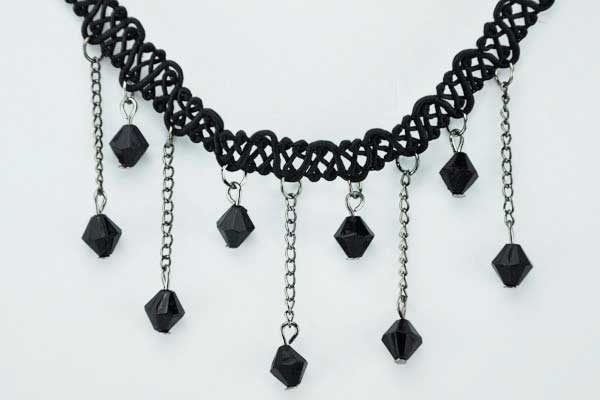 Schwarze Stoff-Halskette 39-43cm mit vielen schwarzen Kristallen