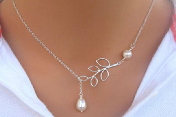 Schöne silberne Halskette 50cm, Blatt als Verbindungsstück sowie 2 weissen Perlen