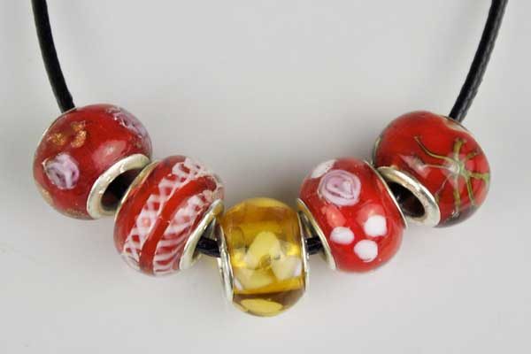 Kautschuk-Halskette mit Verschluss und 5 Glas-Beads 14 mm