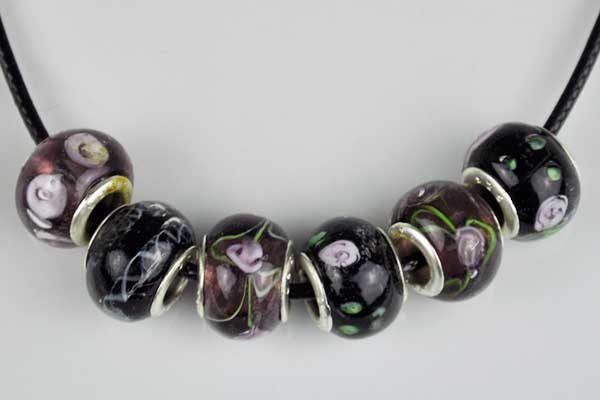 Kautschuk-Halskette mit Verschluss und 6 Glas-Beads 14 mm