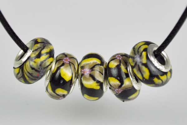Kautschuk-Kette mit Verschluss und 5 Fimo-Beads 13 mm