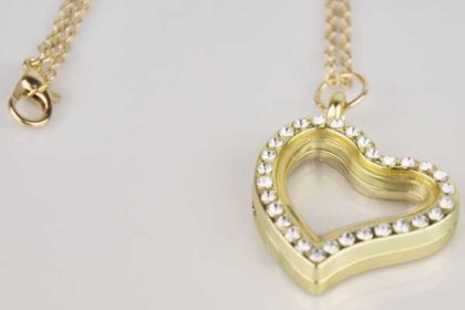 Goldene Halskette 50 cm mit Herz-Anhänger aufklappbar bestückt mit weissen Kristallen