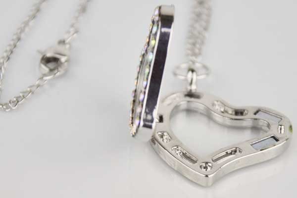 Silberne Halskette 50 cm mit Herz-Anhänger aufklappbar bestückt mit farbig glitzernden Kristallen