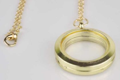 Goldene Halskette 50 cm mit rundem Anhänger aufklappbar