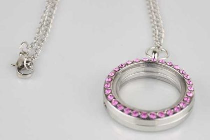 Silberne Halskette 50 cm mit rundem Anhänger aufklappbar bestückt mit pinken Kristallen