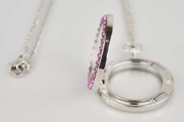 Silberne Halskette 50 cm mit rundem Anhänger aufklappbar bestückt mit pinken Kristallen