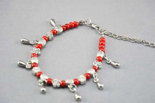 Armband 16 - 20cm mit vielen Beads und roten Perlen sowie Anhänger in Form von Tropfen