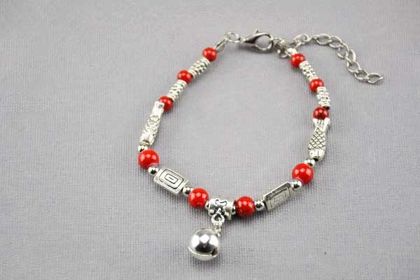 Armband 16 - 20cm mit vielen Beads und roten Perlen und einem Glöcklein