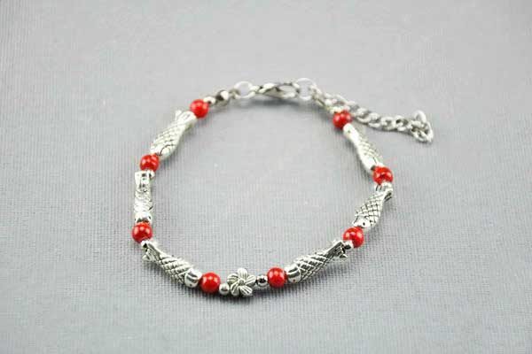 Armband 16 - 20cm mit vielen Fisch-Beads und roten Perlen