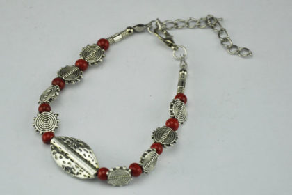 Armband 16 - 20cm mit vielen Beads und roten Perlen