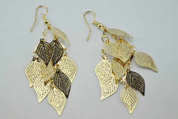 1 Paar Ohringen mit vielen Blättern in gold