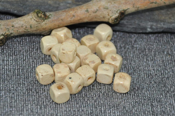20 Stück Holz-Würfel 6 x 6 mm, beige
