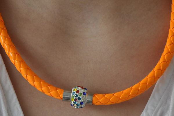 Shamballa Kette mit farbigen Kristallen, leuchtorange