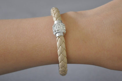 Shamballa Armband mit klaren Kristallen, hellbraun