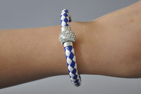 Shamballa Armband mit klaren Kristallen, blau-weiss