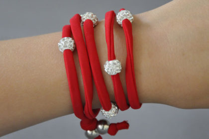 Shamballa Armband mit klaren Kristallen 65cm lang, rot