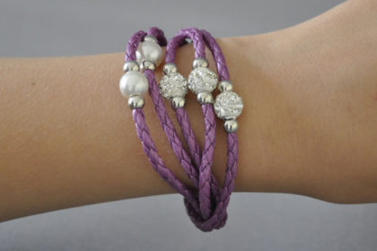 Shamballa 5-Strang-Armband mit klaren Kristallen und Perlen, violett