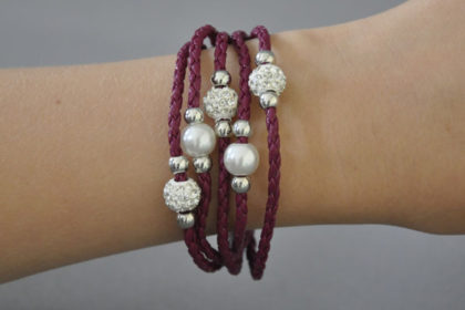 Shamballa 5-Strang-Armband mit klaren Kristallen und Perlen, weinrot