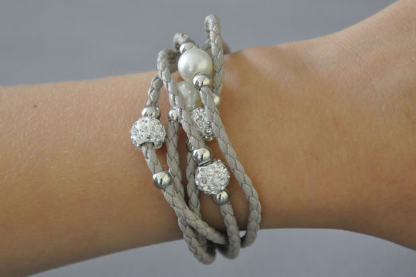 Shamballa 5-Strang-Armband mit klaren Kristallen und Perlen, grau