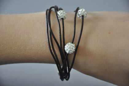 Shamballa Armband mit 3 klaren Kristallen, dunkelbraun