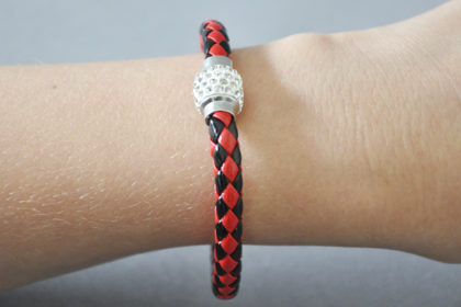Shamballa Armband mit klaren Kristallen, schwarz-rot