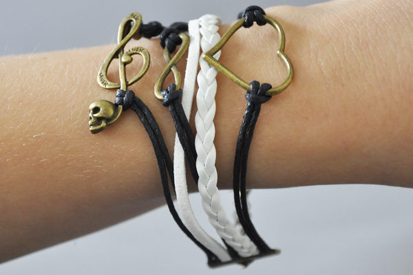 PU-Leder Armband mit Strängen und Anhängern, weiss-schwarz