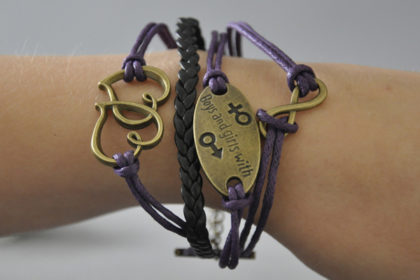 PU-Leder Armband mit Strängen und Anhängern, schwarz-violett