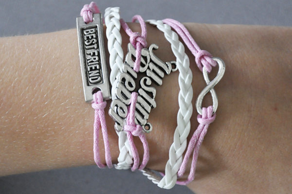 PU-Leder Armband mit Strängen und Anhängern, weiss-rosa