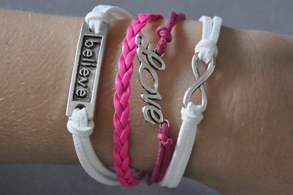 PU-Leder Armband mit Strängen und Anhängern, weiss-pink