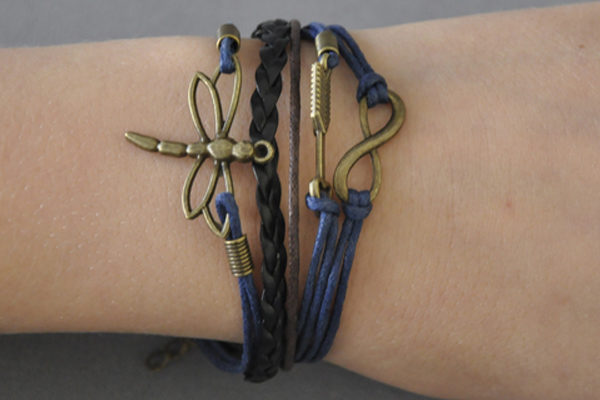 PU-Leder Armband mit Strängen und Anhängern, dunkelblau-braun