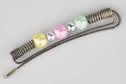 Metallfarbene-Haarspange mit verschieden farbigen Perlen
