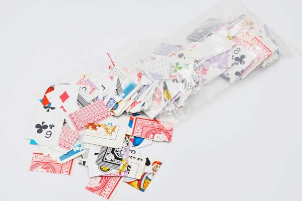 Beutel mit zerschnittenen Jasskarten für Bastelarbeiten