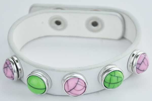 Armband 24 cm weiss mit 5 Chunk-Button 12 mm, grün-rosa
