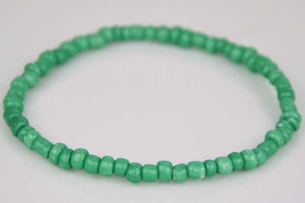 Armband elastisch mit vielen kleinen grünen Beads